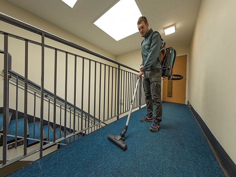 نظافت راه پله و مشاعات ساختمان با نیروی آموزش دیده