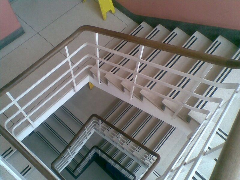 نظافت راه پله