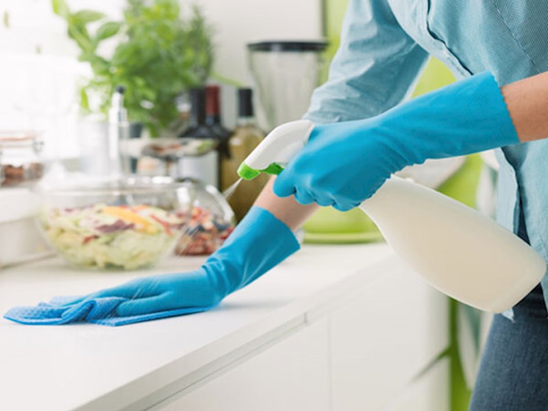 نظافت توسط خانم